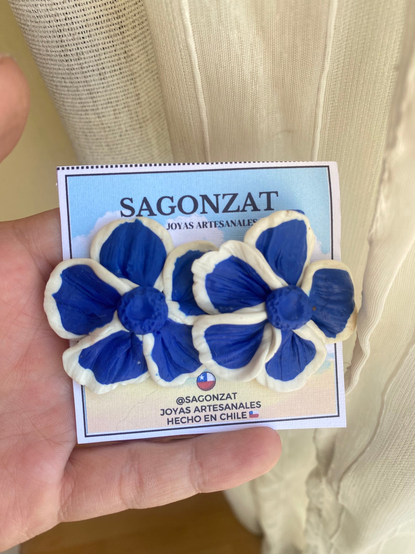 Flor azul bordes blancos