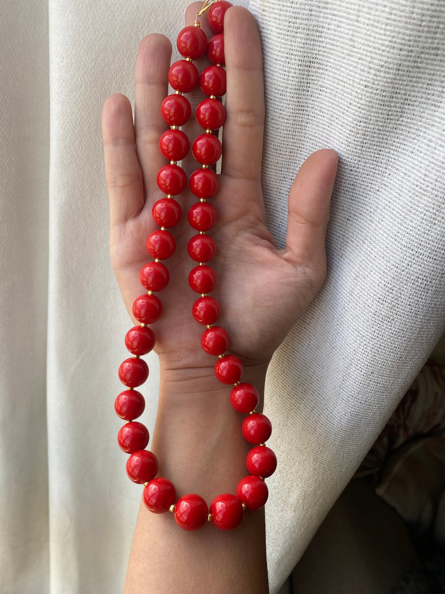 Collar rojo acrílico